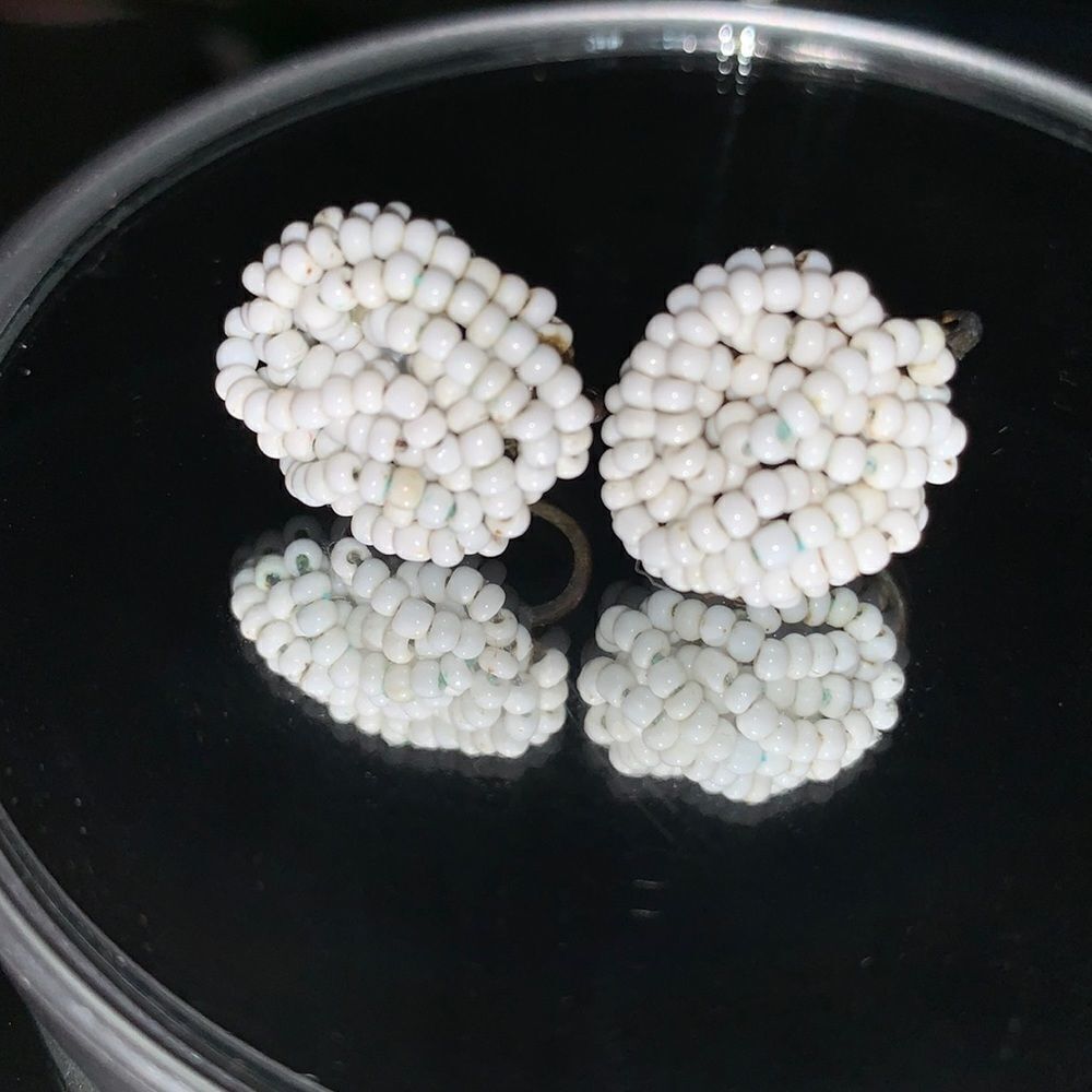 Vtg white glass bead screw back earrings
